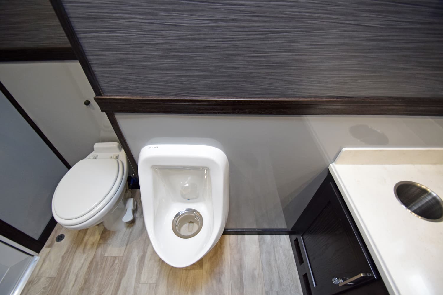 3-Star Restroom Trailer photo 5