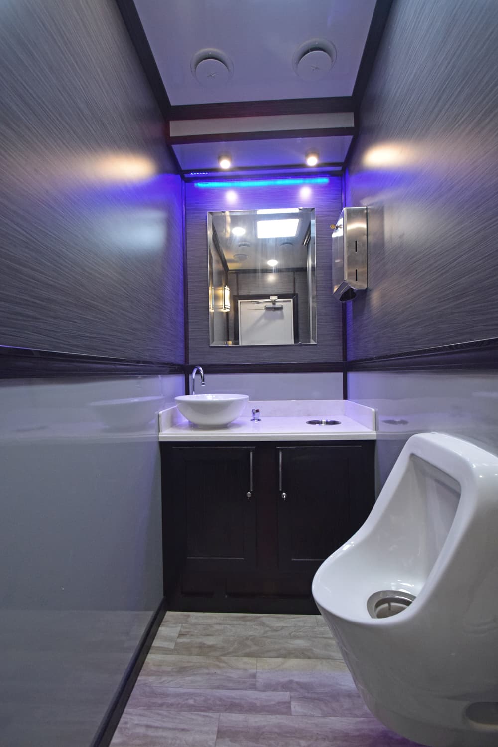 3-Star Restroom Trailer photo 4